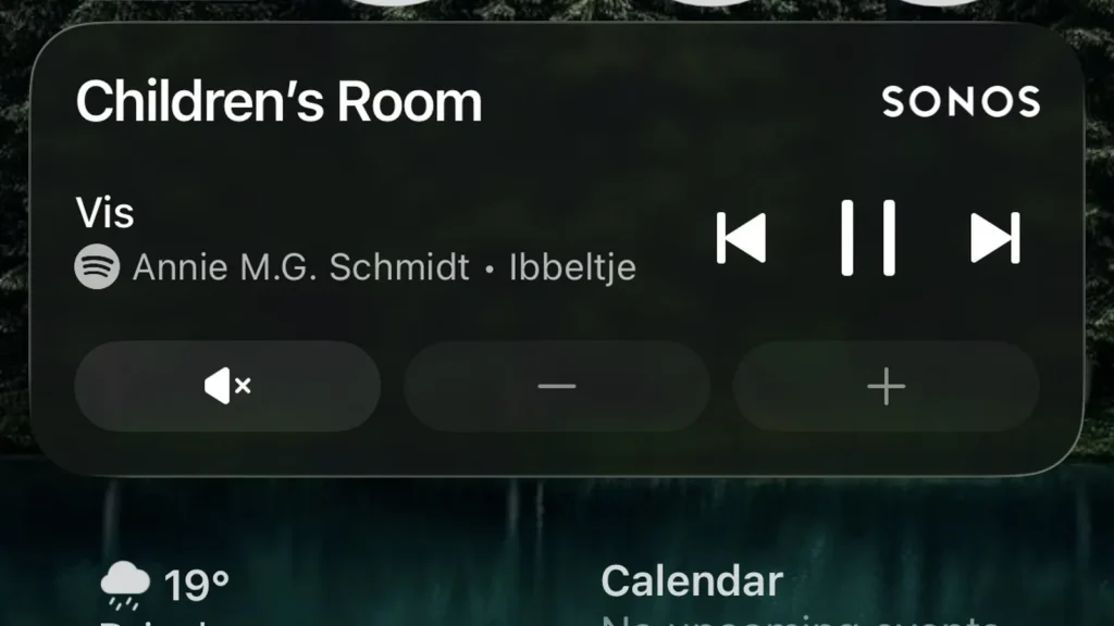 Sonos Live Activity-widget op een iPhone-vergrendelscherm met afspeel- en volumeknoppen