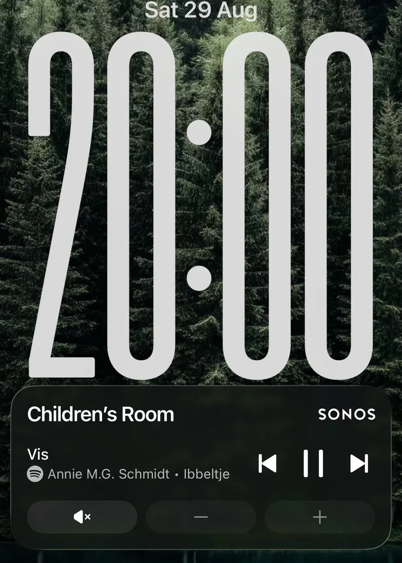 iPhone-vergrendelscherm met klok en daaronder de Sonos Live Activity-widget met pauze- en skipknoppen