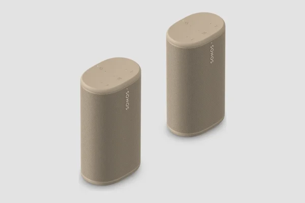 Twee Sonos Play-speakers in sand